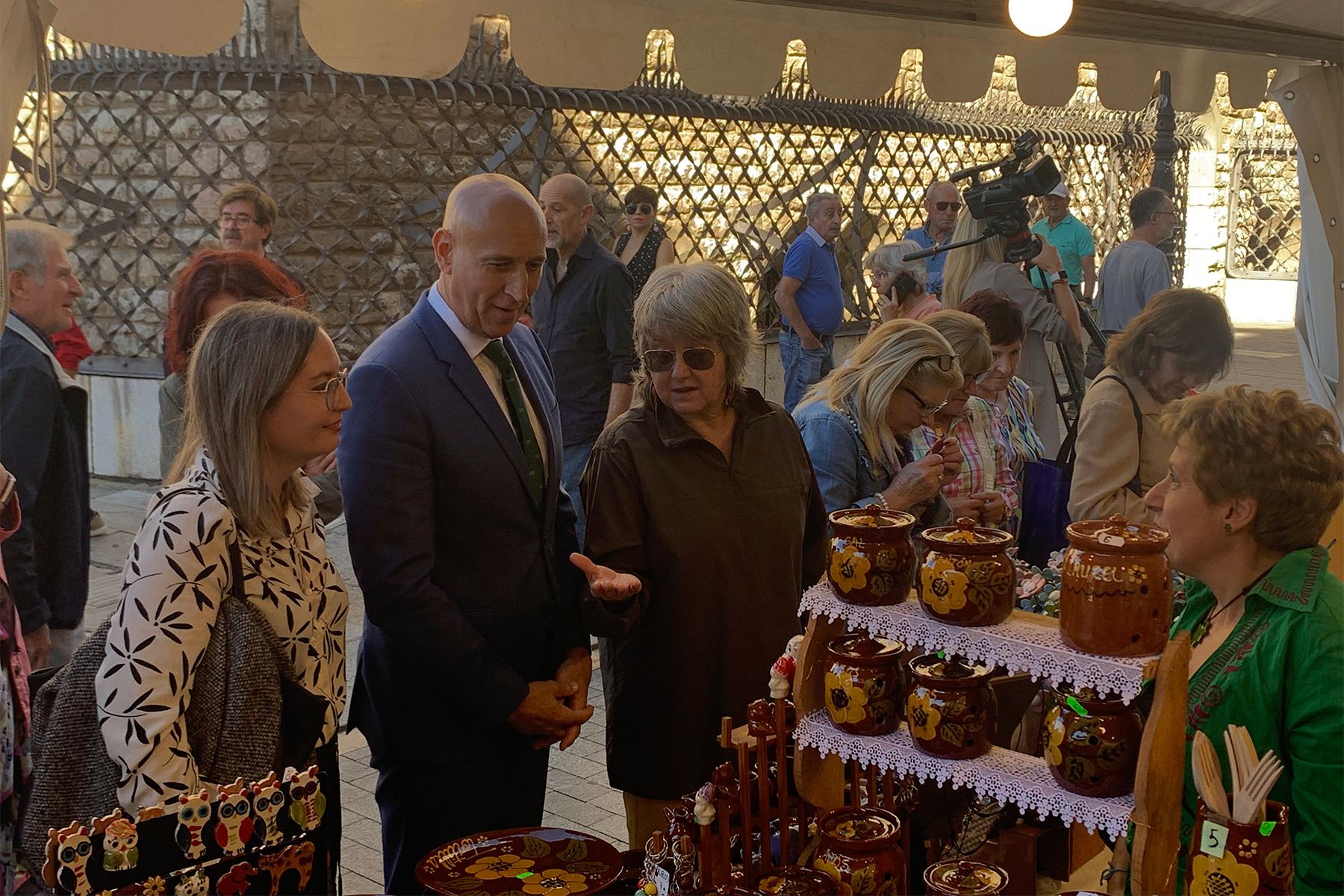 José Antonio Diez y Henar Herrero en la inauguración de la XLIII Feria de Alfarería y Artesanía de la Ciudad de León