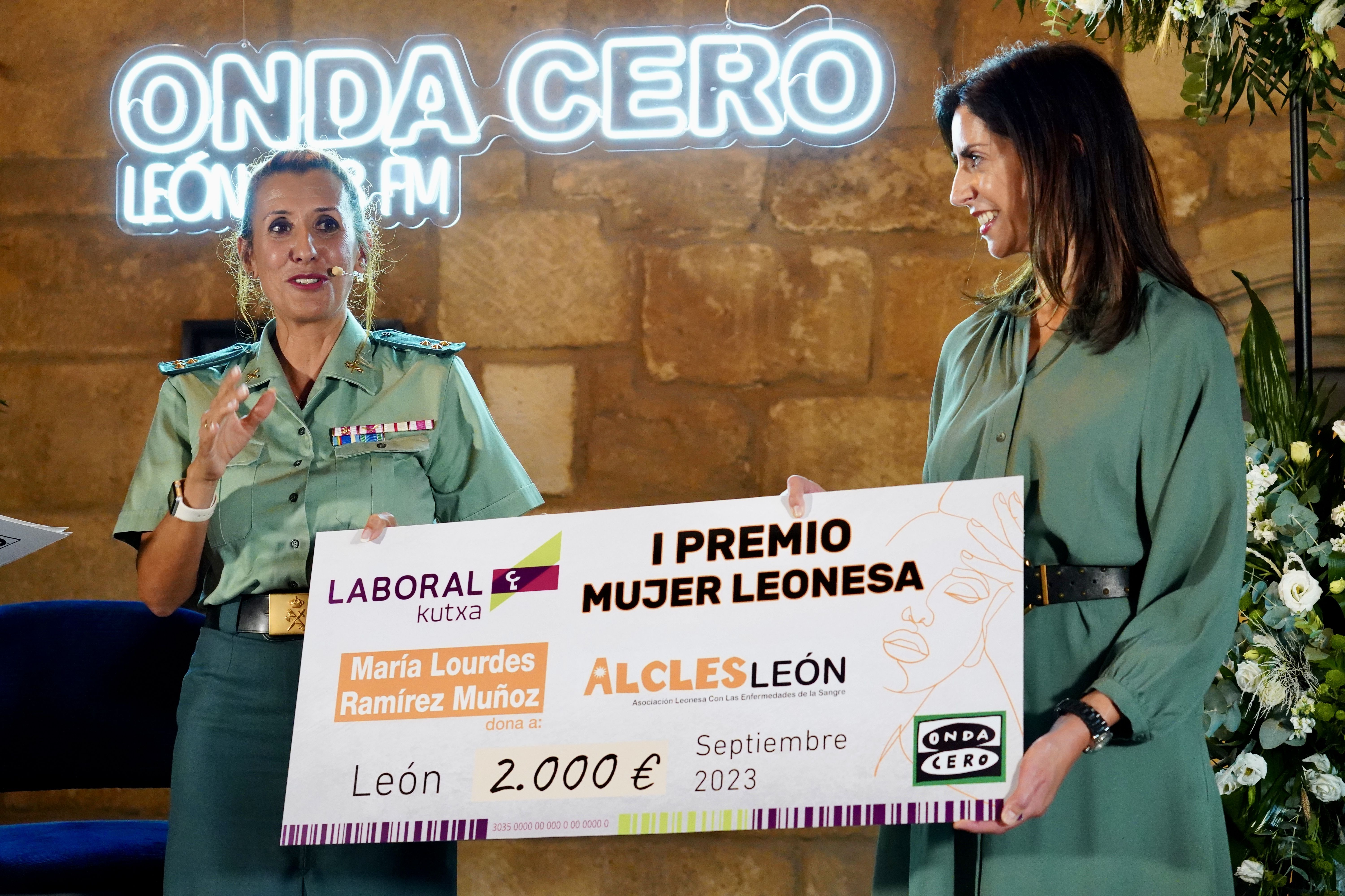  La Capitana de la Guardia Civil María Luisa Ramírez recibe el I Premio Mujer Leonesa 2023 de Onda Cero