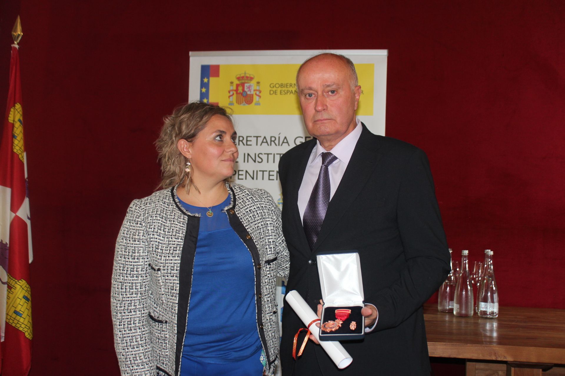 Henar García con uno de los funcionarios de Villahierro galardonado con la Medalla de Bronce de Instituciones Penitenciarias