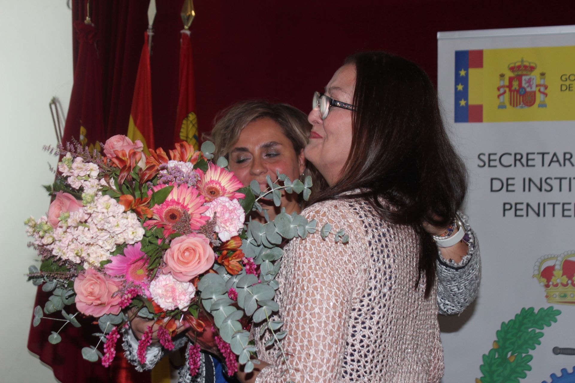 Yolanda, la mujer de Alfredo Diaz recogiendo el detalle florar 