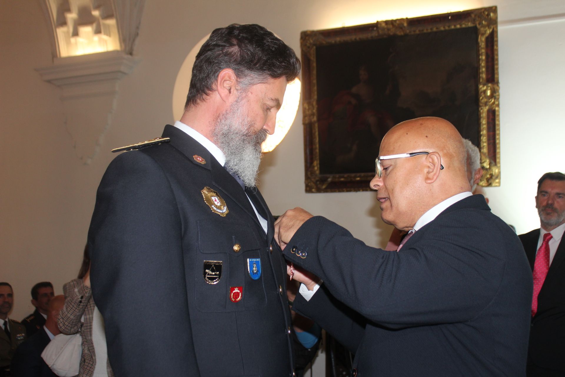 Faustino Sánchez entregando su galardón al Intendente Jefe de la Policía Local de León