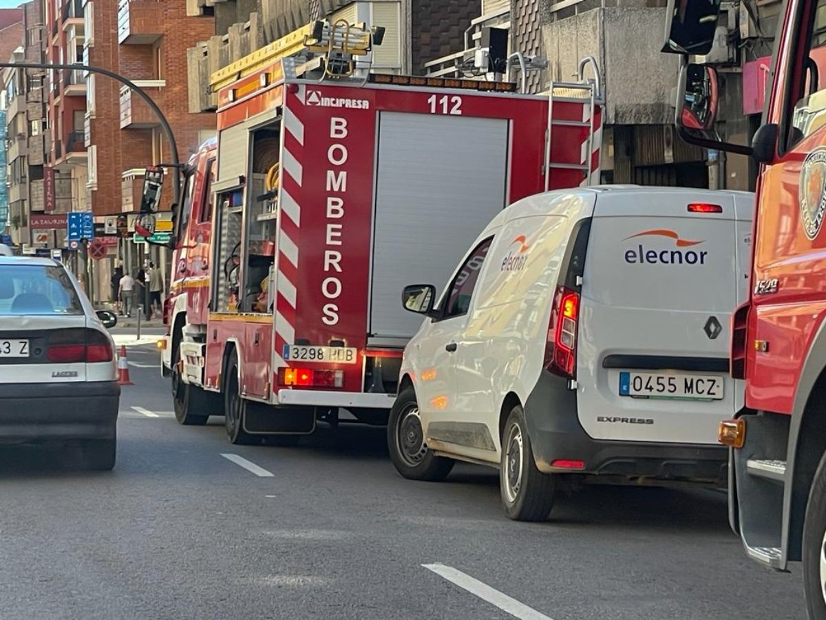 El camión de los Bomberos de León en la Avenida Alcalde Miguel Castaño por un posible escape de gas