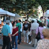 Leoneses y visitantes disfrutando en el mercadillo del 'Come y Calle' que se celebra en el Parque San Francisco