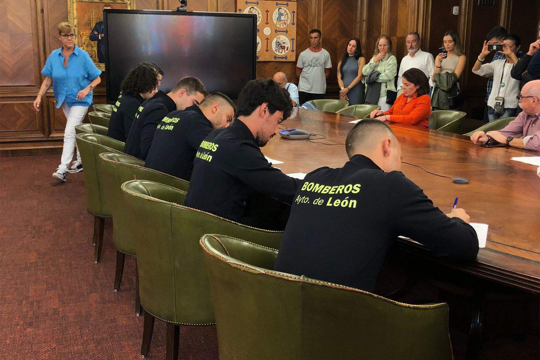 Toma de posesión de los nuevos bomberos del Servicio de Prevención y Extinción de Incendios y Salvamento del Ayuntamiento de León Toma de posesión de los nuevos bomberos del Servicio de Prevención y Extinción de Incendios y Salvamento del Ayuntamiento de León