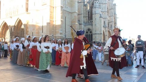 Teatralización del tributo de las 100 doncellas