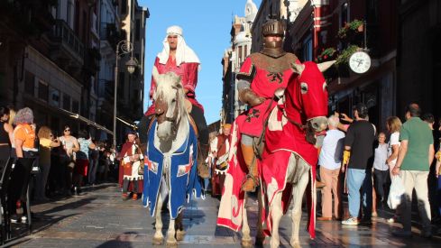 Teatralización del tributo de las 100 doncellas