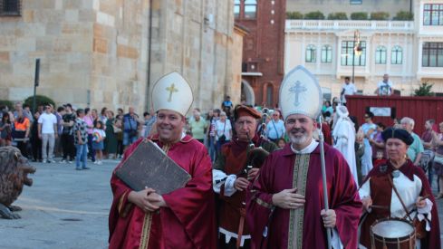 Teatralización del tributo de las 100 doncellas