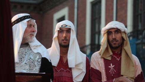 Teatralización del tributo de las 100 doncellas