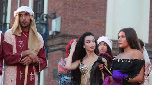 Teatralización del tributo de las 100 doncellas