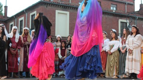 Teatralización del tributo de las 100 doncellas