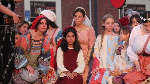 Teatralización del tributo de las 100 doncellas