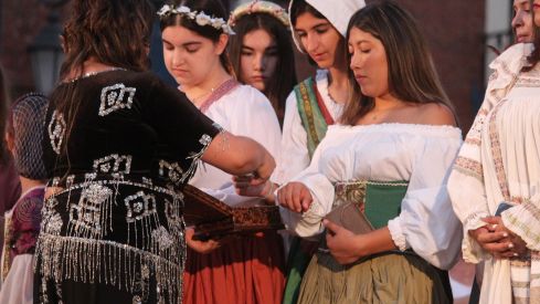 Teatralización del tributo de las 100 doncellas