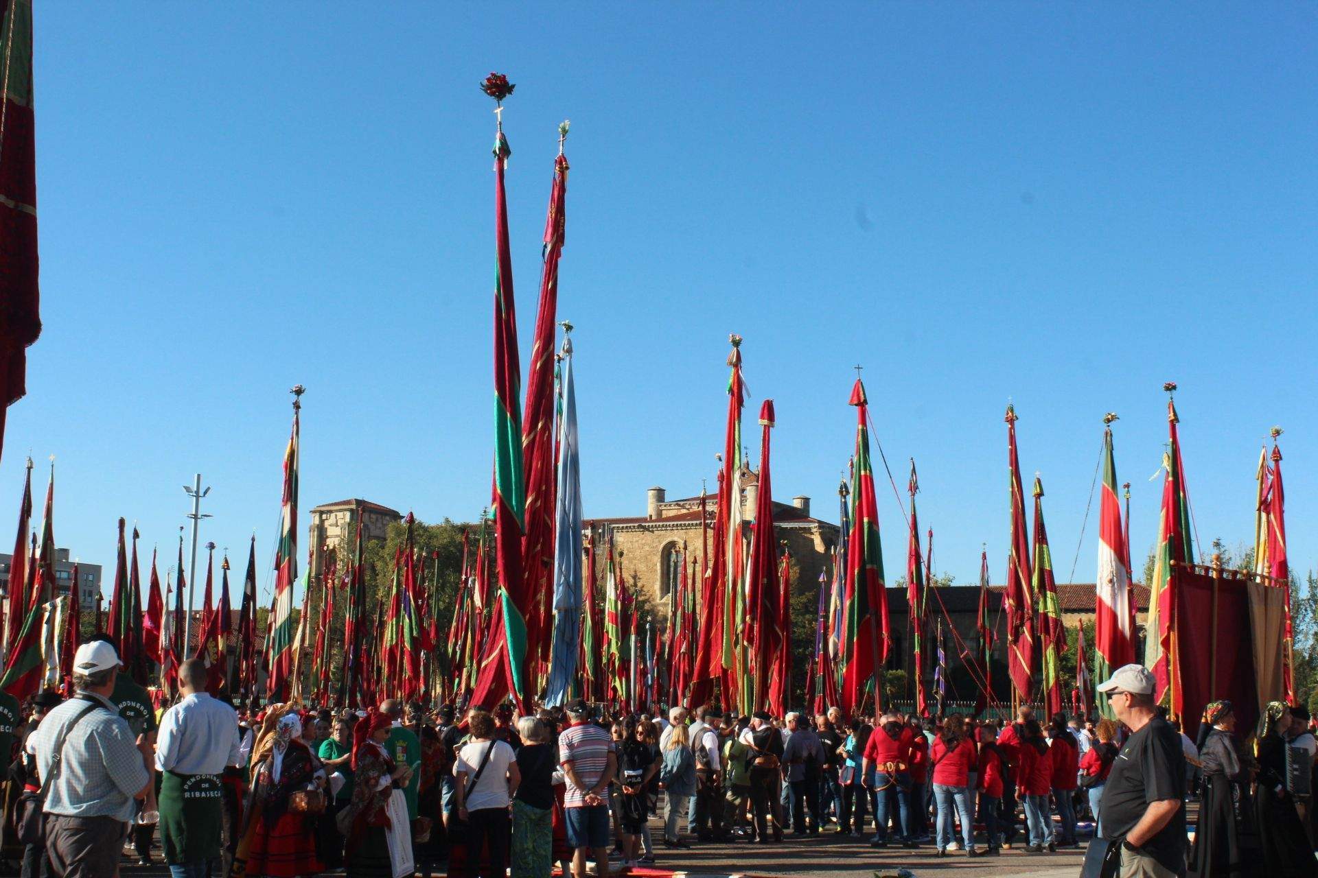 Los pendones concejiles, la celebración del Foro u Ofrenda con las Cantaderas y los carros engalanados Los pendones concejiles, la celebración del Foro u Ofrenda con las Cantaderas y los carros engalanados