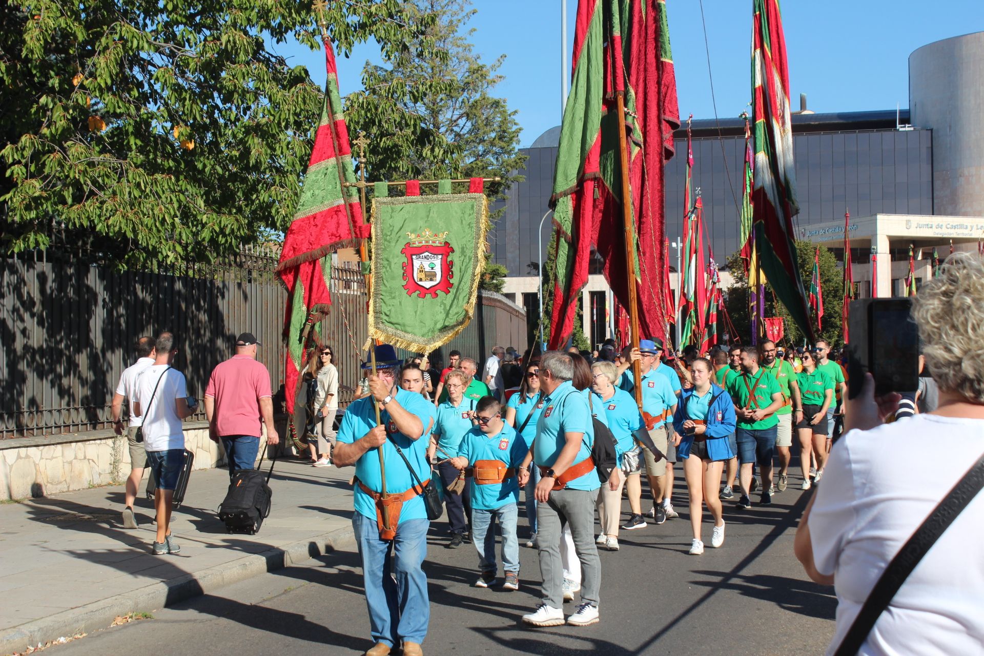 Los pendones concejiles saliendo de la plaza de San Marcos de León