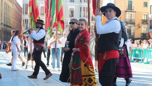 La llegada de los pendones concejiles a la catedral
