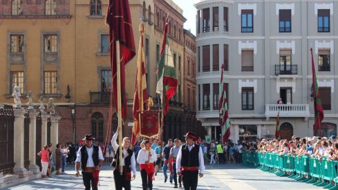 La llegada de los pendones concejiles a la catedral