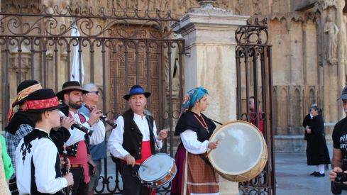 La llegada de los pendones concejiles a la catedral