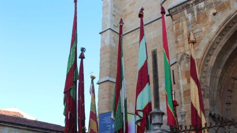 La llegada de los pendones concejiles a la catedral