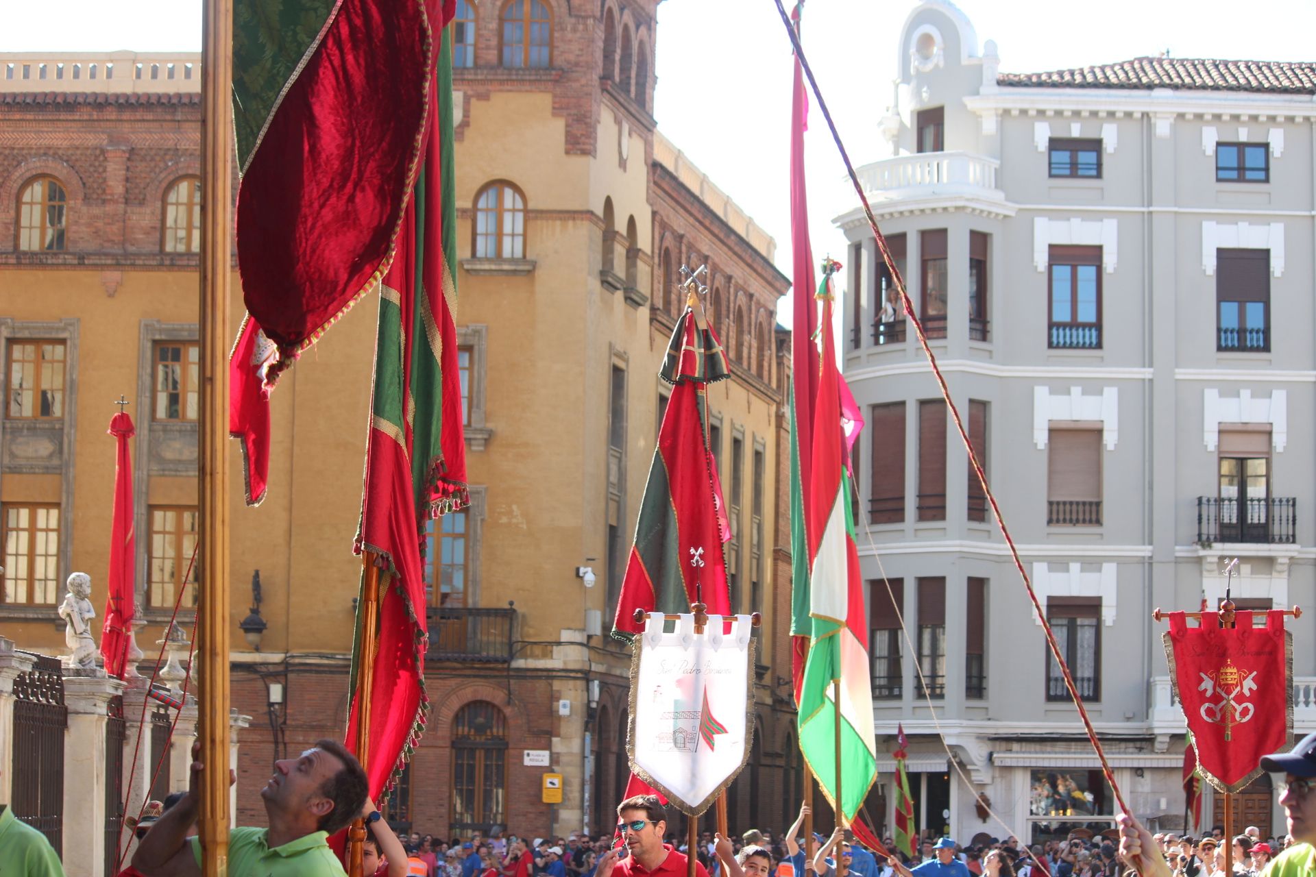 La llegada de los pendones concejiles a la catedral