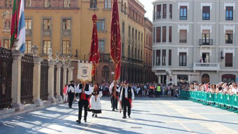La llegada de los pendones concejiles a la catedral