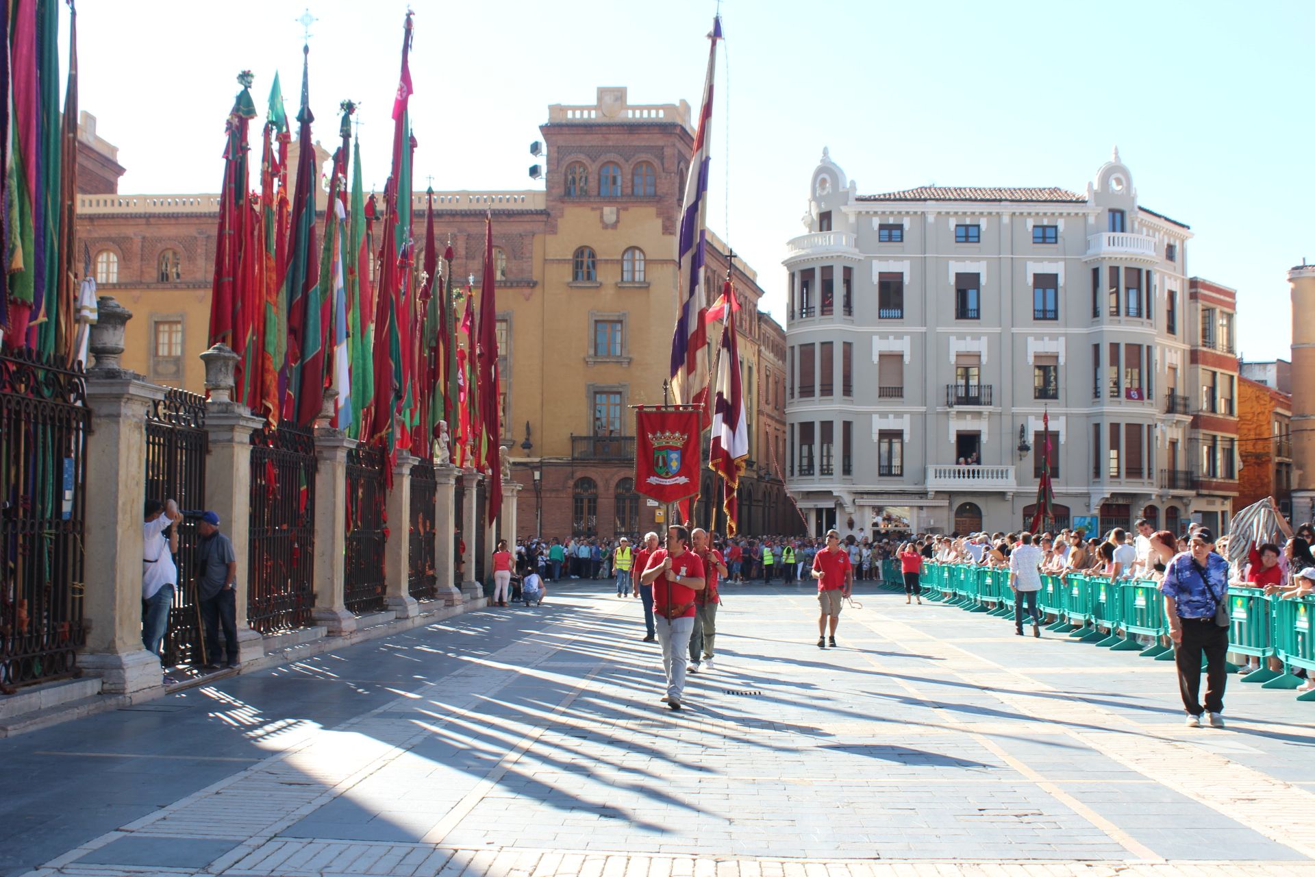 La llegada de los pendones concejiles a la catedral