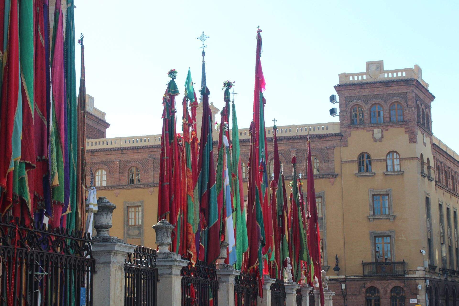 La llegada de los pendones concejiles a la catedral La llegada de los pendones concejiles a la catedral