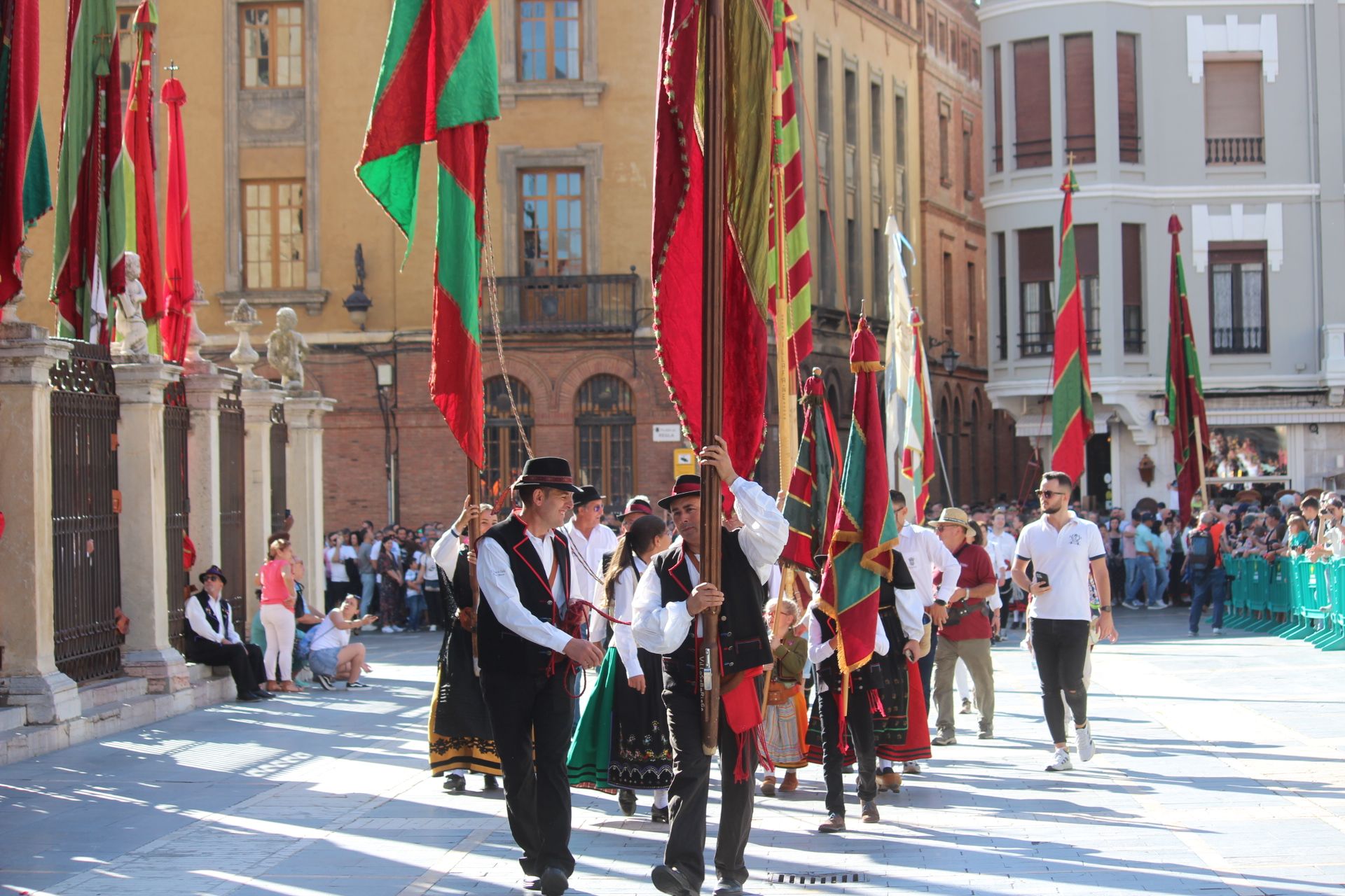 El Ayuntamiento de León avanza en los preparativos de San Froilán: Abiertas las inscripciones para el desfile de Pendones