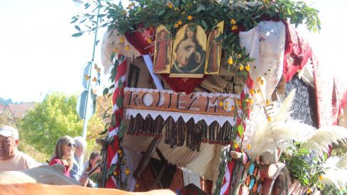  Los carros engalanados por las calles de León con motivo de la fiesta de San Froilán