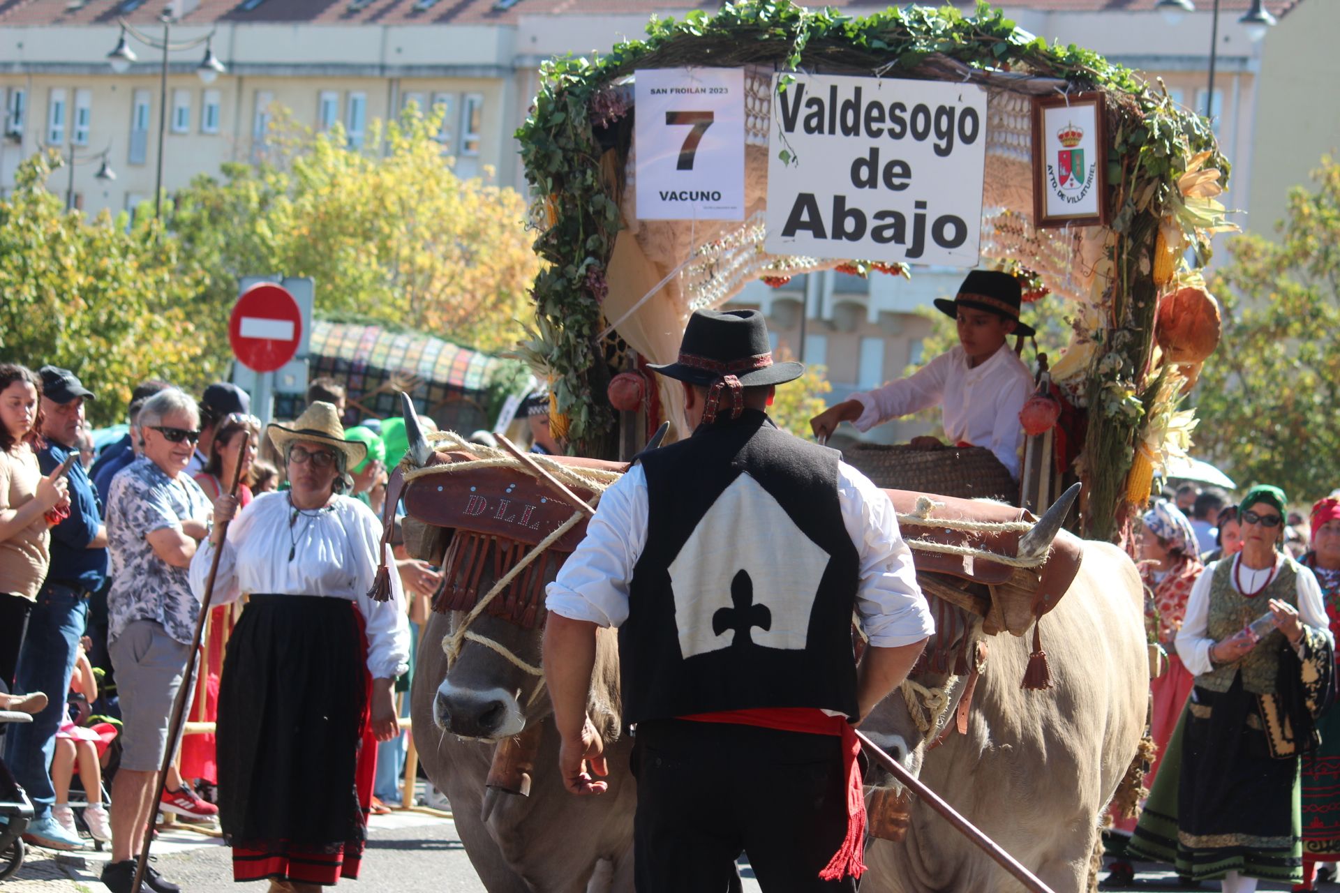  Los carros engalanados por las calles de León con motivo de la fiesta de San Froilán