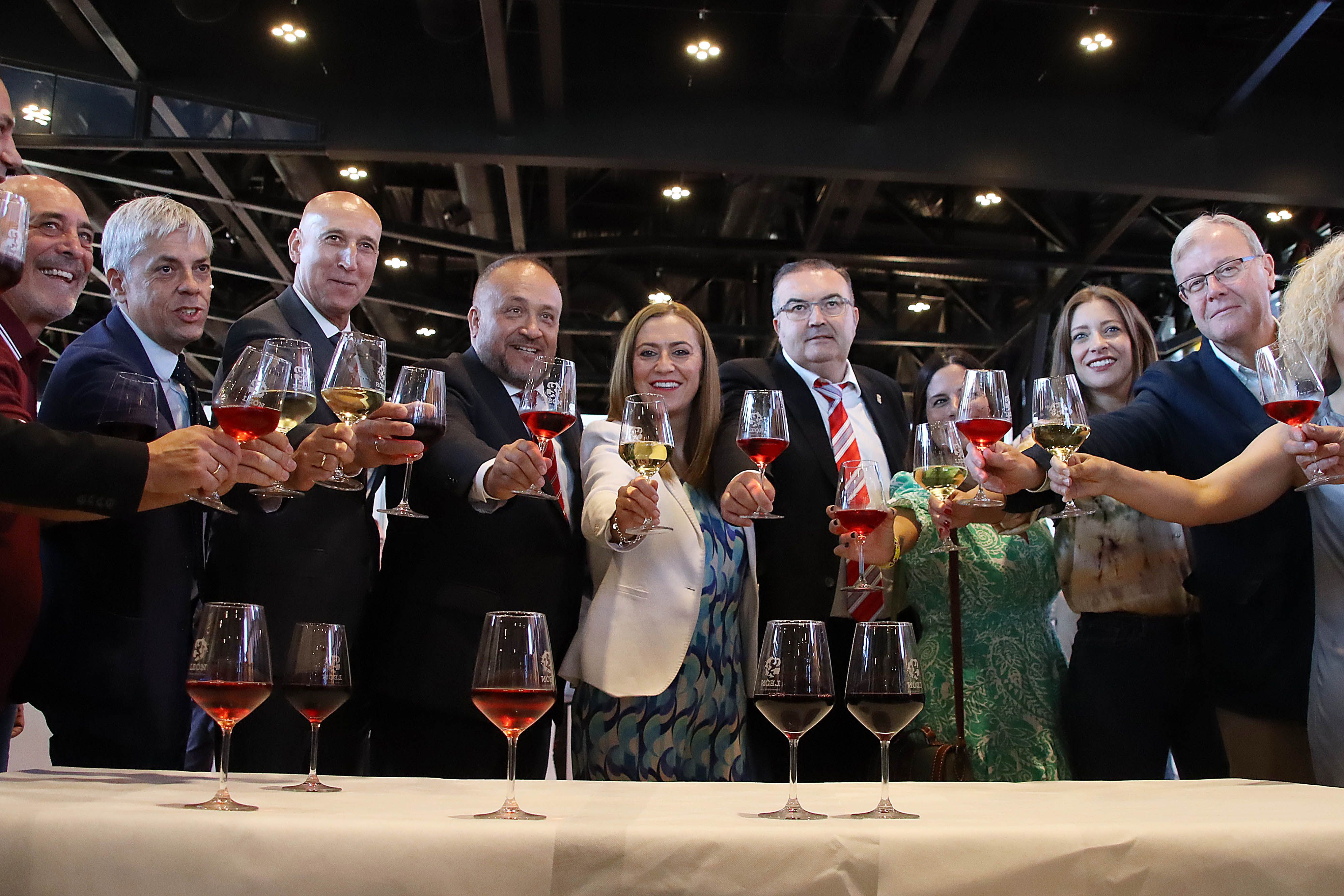  En la XXIX Feria de los Productos de León, se encuentran presentes Gerardo Courel, presidente de la Diputación de León, José Antonio Diez, alcalde, Virginia Barcones, delegada del Gobierno, Eduardo Diego, delegado territorial, y Faustino Sánchez, subdelegado.