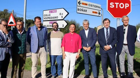  María González Corral, consejera de Movilidad y Transformación Digital, examina los resultados de las obras de mejora en la carretera CL-626, en el segmento Sabero-Boñar.