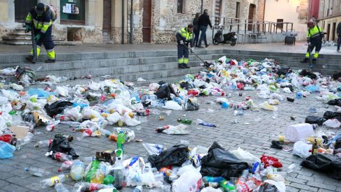 Restos del botellón de Genarín en la plaza Don Gutierre de León