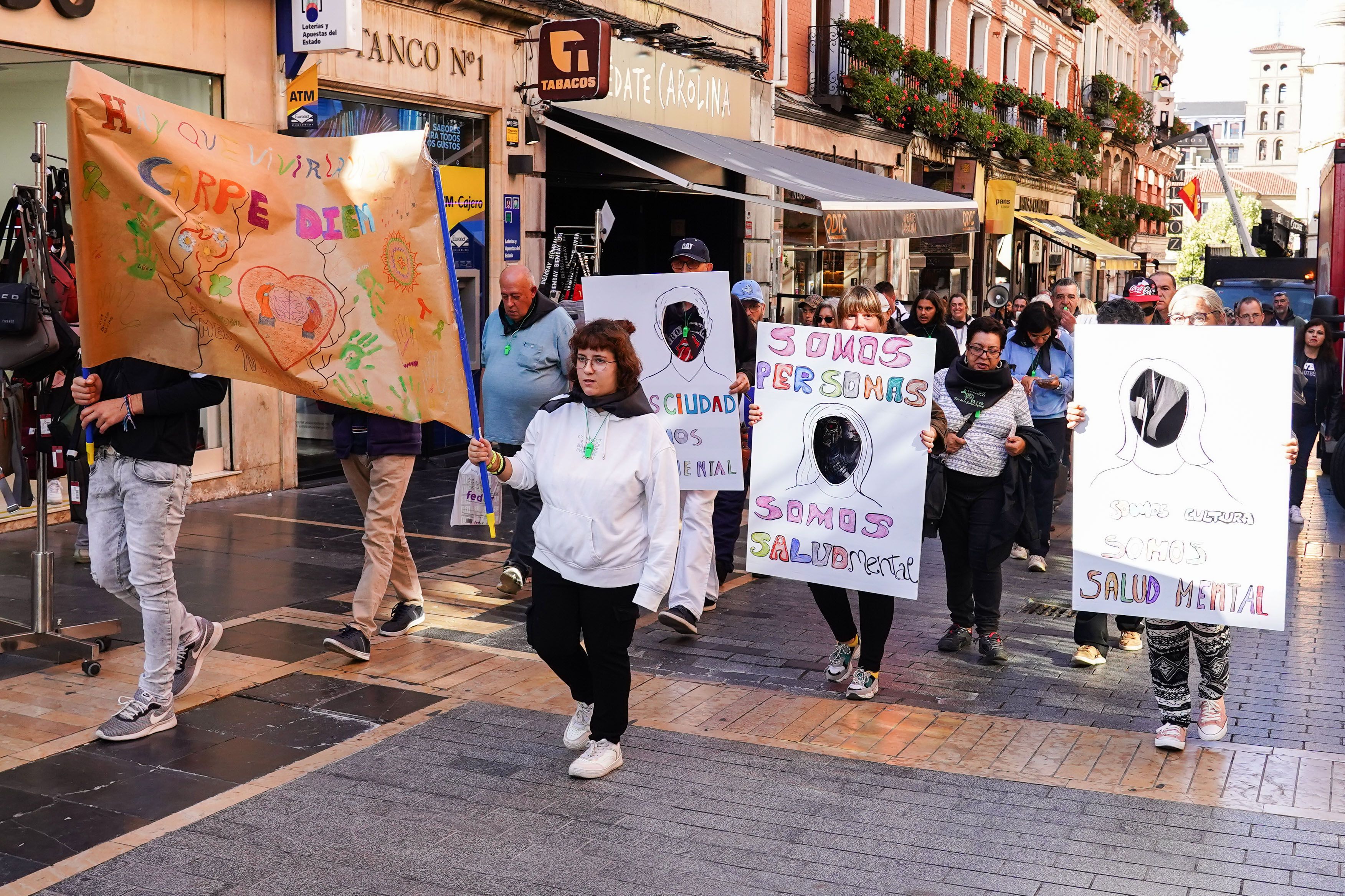 Marcha del grupo CreAcción Mental por el centro de León con motivo del Día Mundial de la Salud Mental