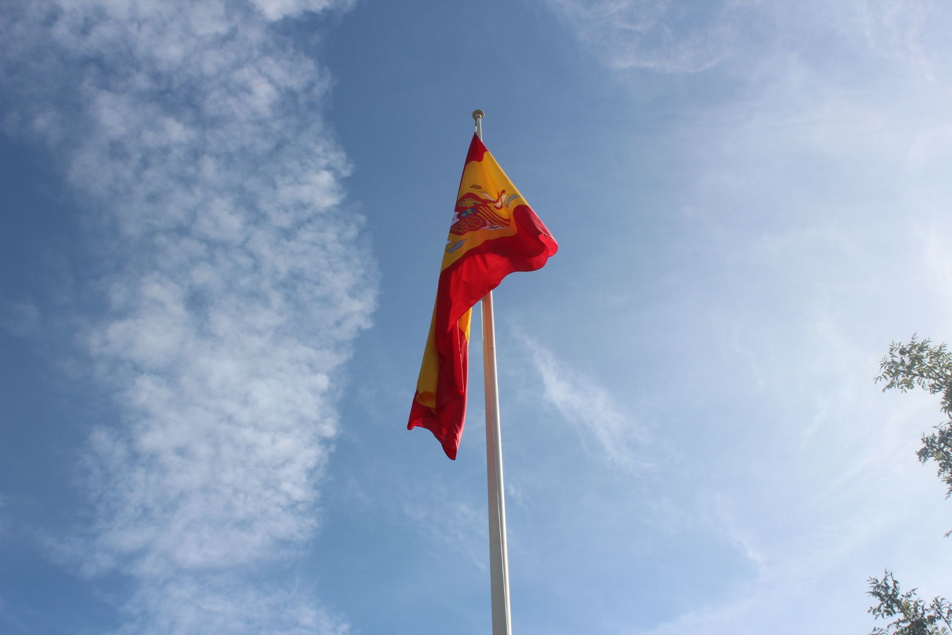 Izado de la bandera de España en la explanada de los Pendones Leoneses de la capital