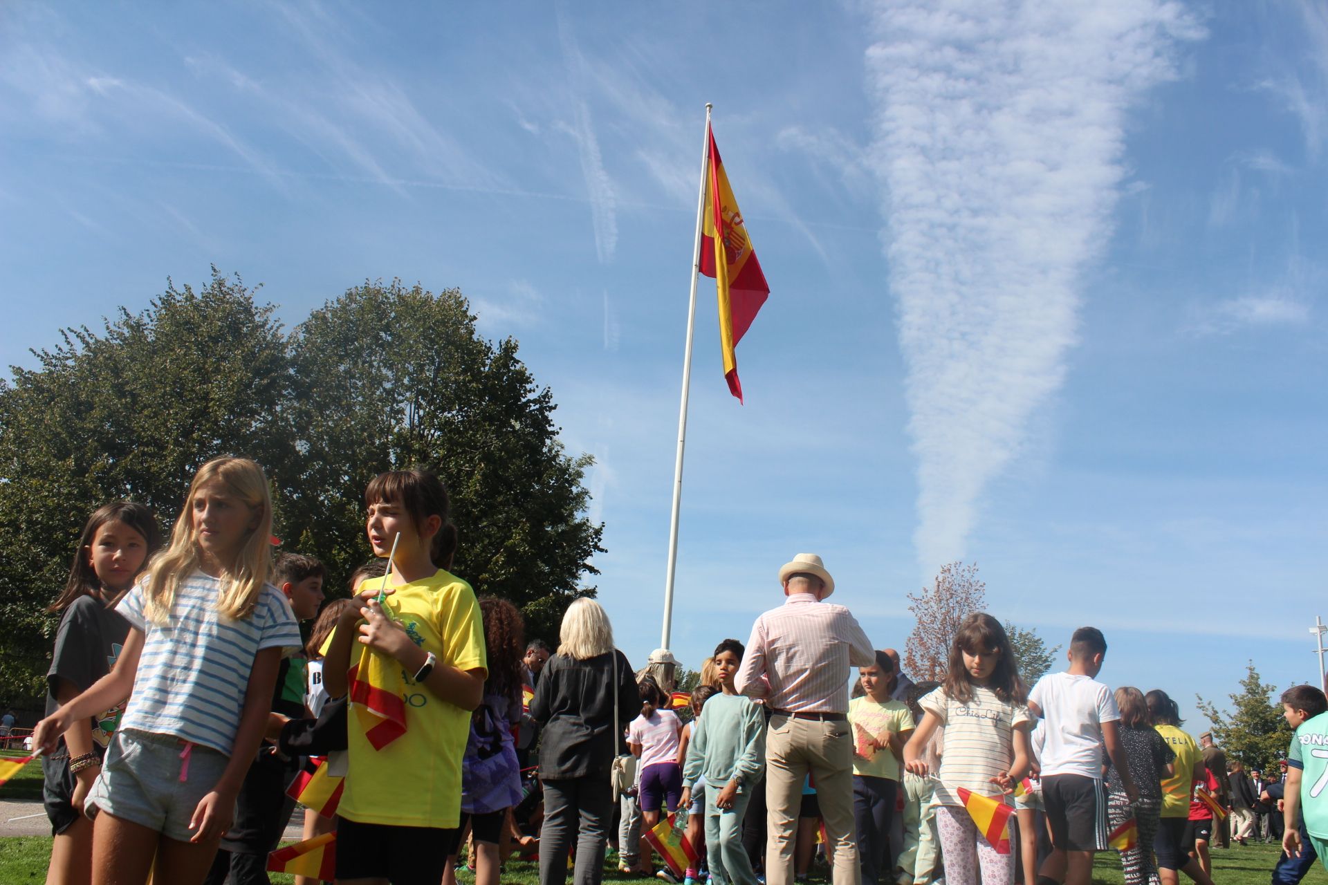 Izado de la bandera de España en León