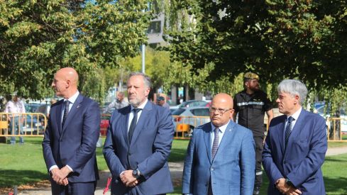 Izado de la bandera de España en León