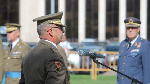 Izado de la bandera de España en León