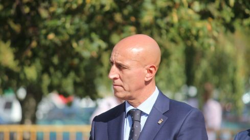 Izado de la bandera de España en León