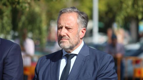 Izado de la bandera de España en León