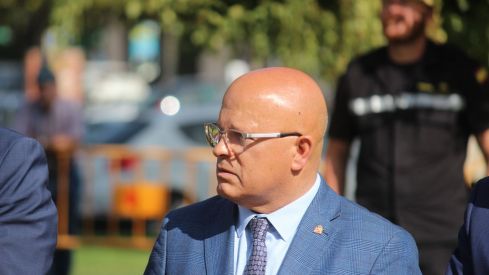 Izado de la bandera de España en León