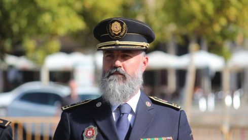 Izado de la bandera de España en León