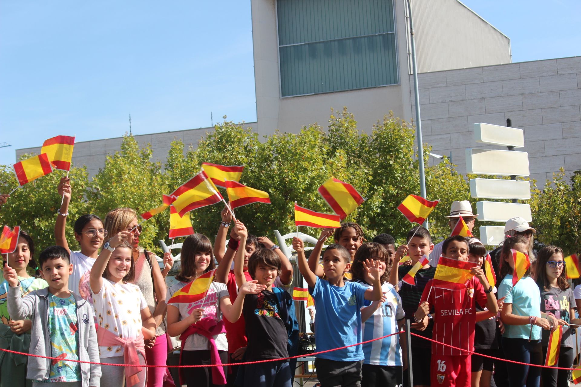 Izado de la bandera de España en León