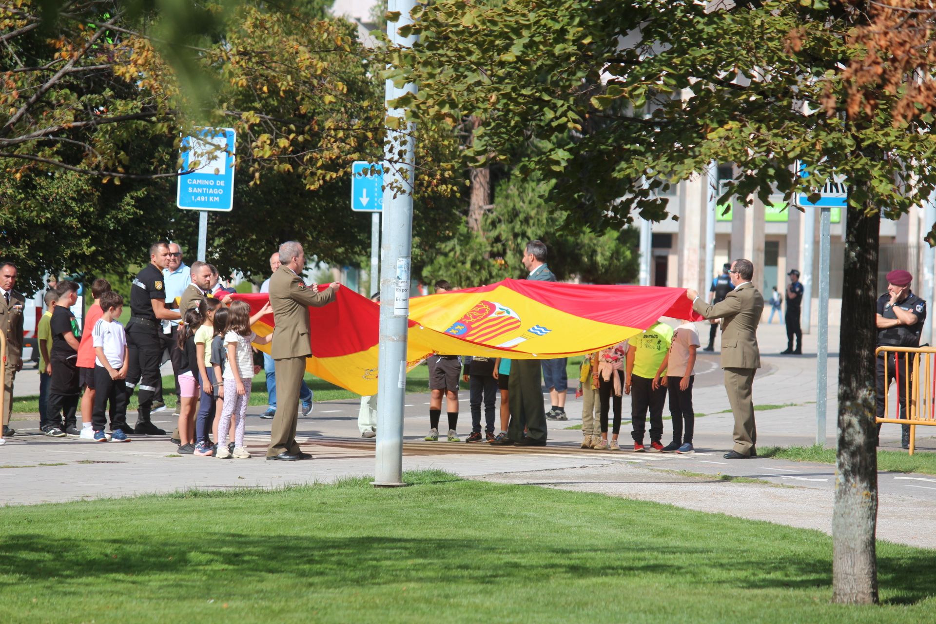 Izado de la bandera de España en León