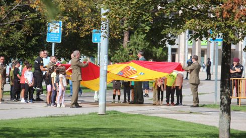 Izado de la bandera de España en León