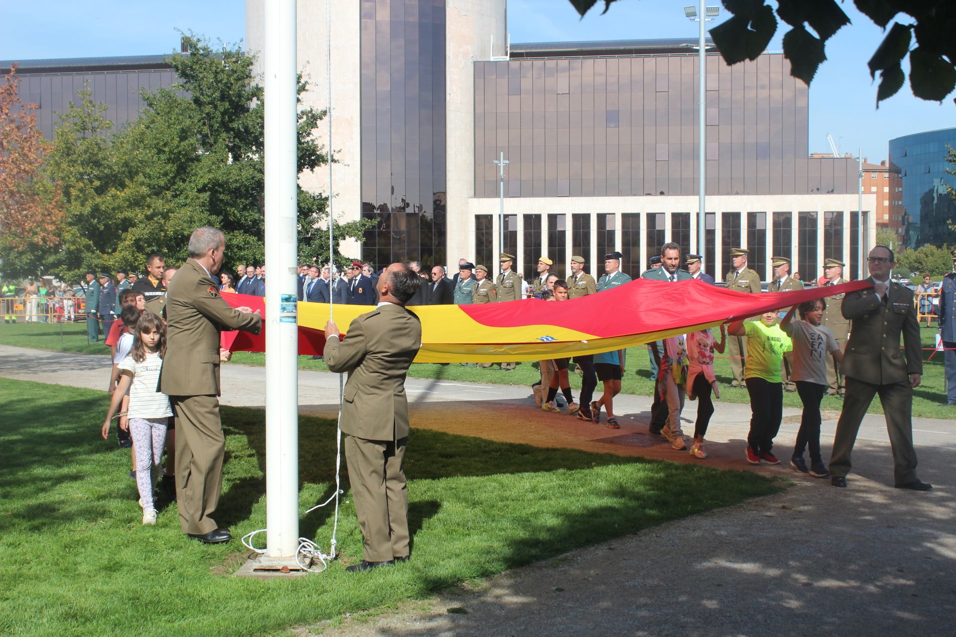 Izado de la bandera de España en León