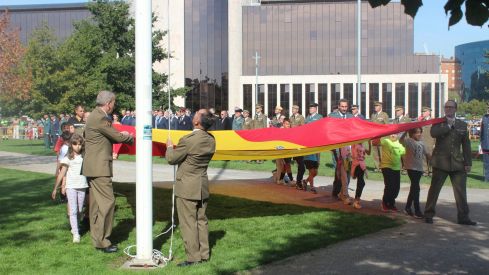 Izado de la bandera de España en León