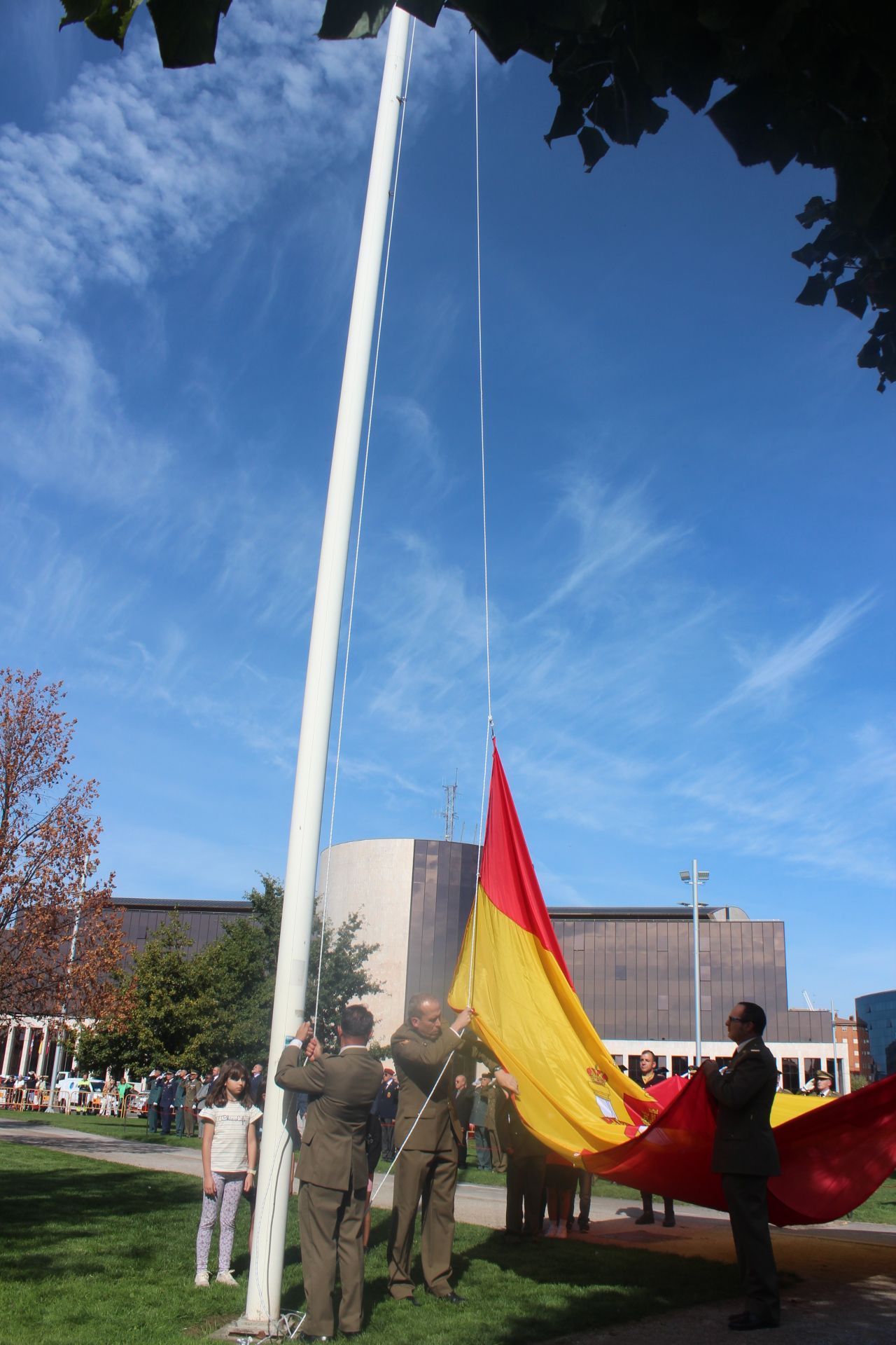 Izado de la bandera de España en León