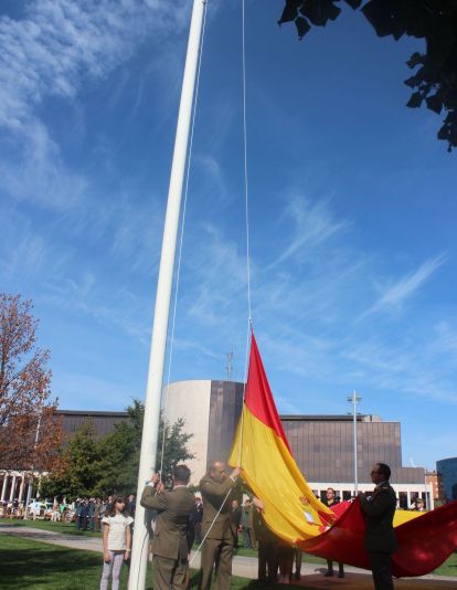 Izado de la bandera de España en León