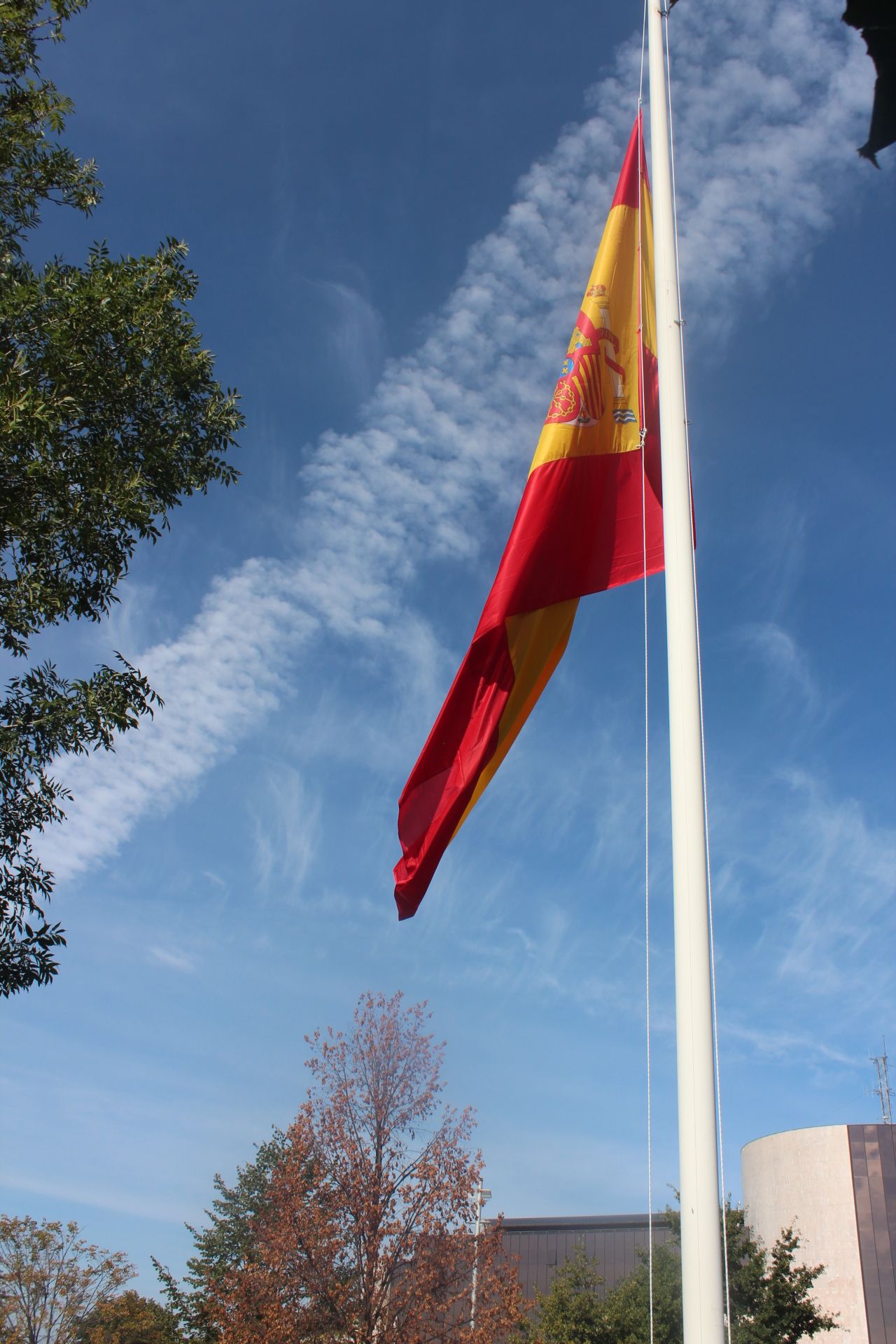 Izado de la bandera de España en León