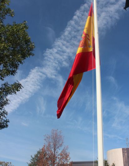 Izado de la bandera de España en León